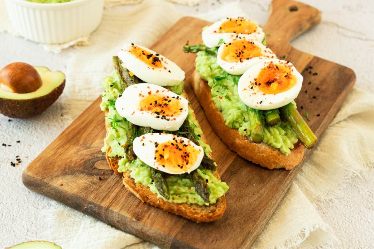 A plate of Asparagus on Toast.