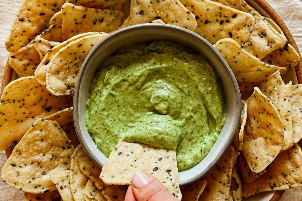 A dish of avocado crema.