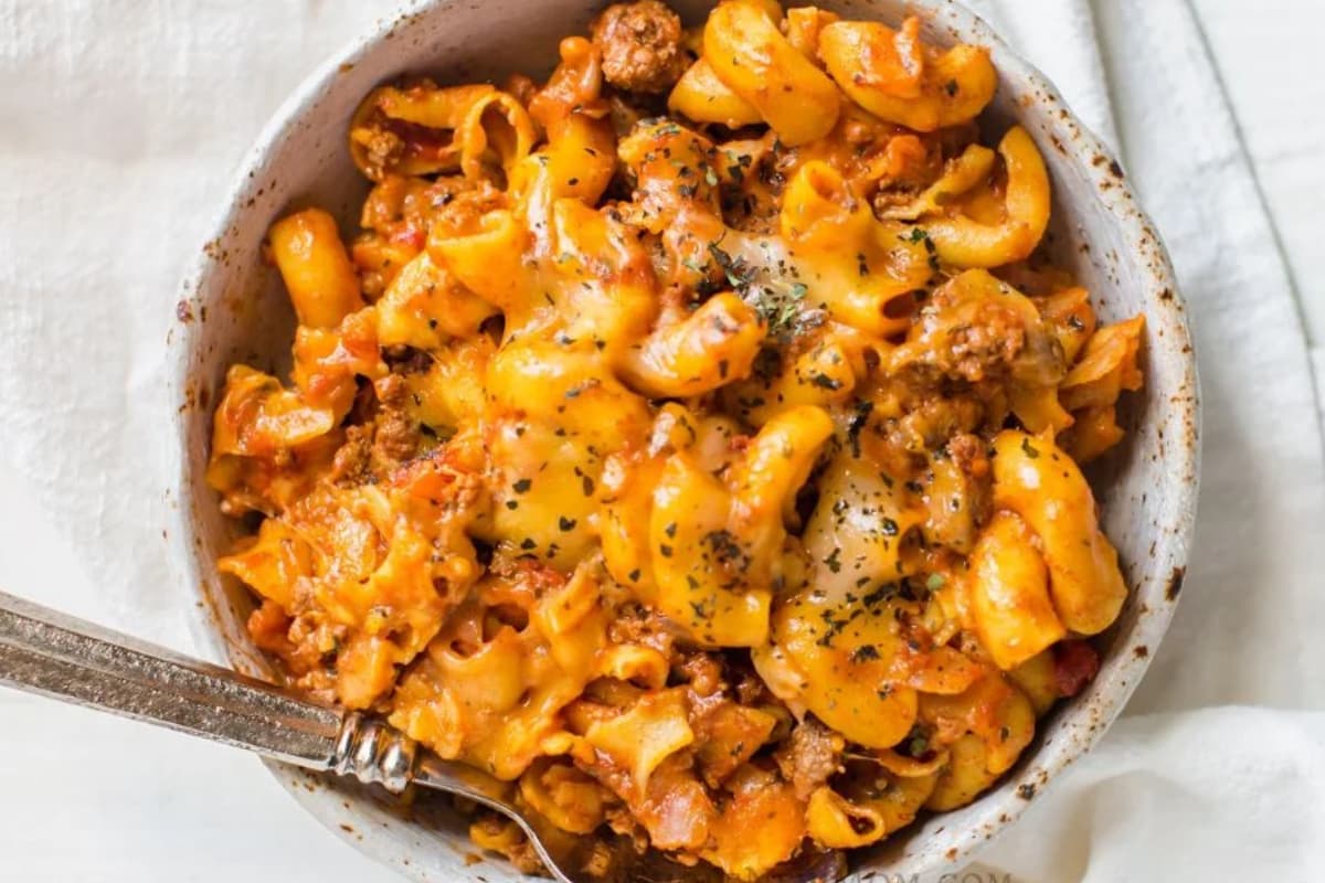 A bowl of beef Chili Mac pasta.