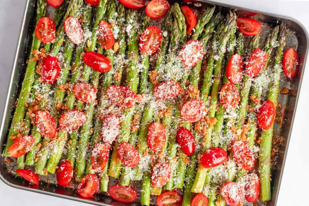 A plate of Garlic Parmesan Asparagus.