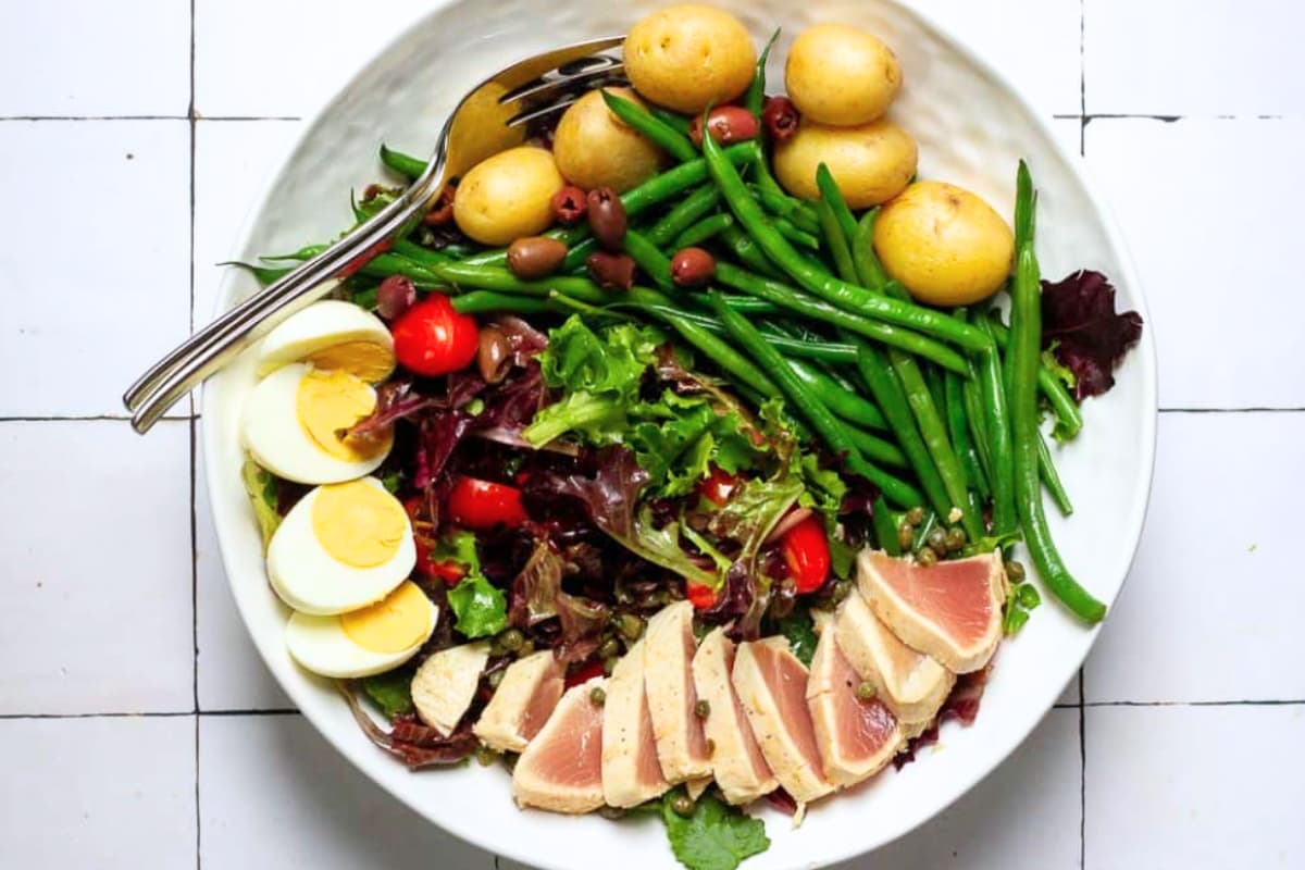 A plate of Seared Tuna Niçoise Salad.