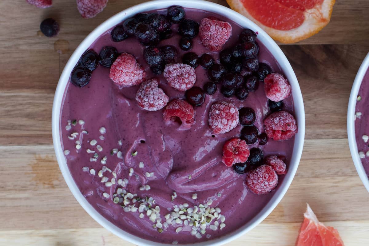 A bowl of Refreshing Purple Smoothie Bowl.
