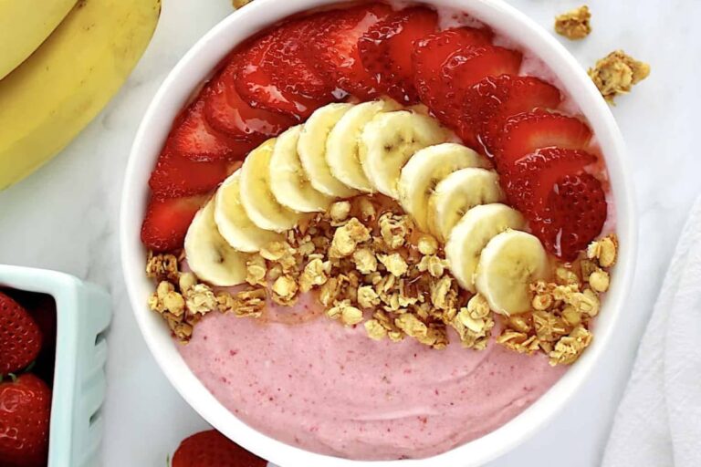 A bowl of Strawberry Banana Smoothie Bowl.
