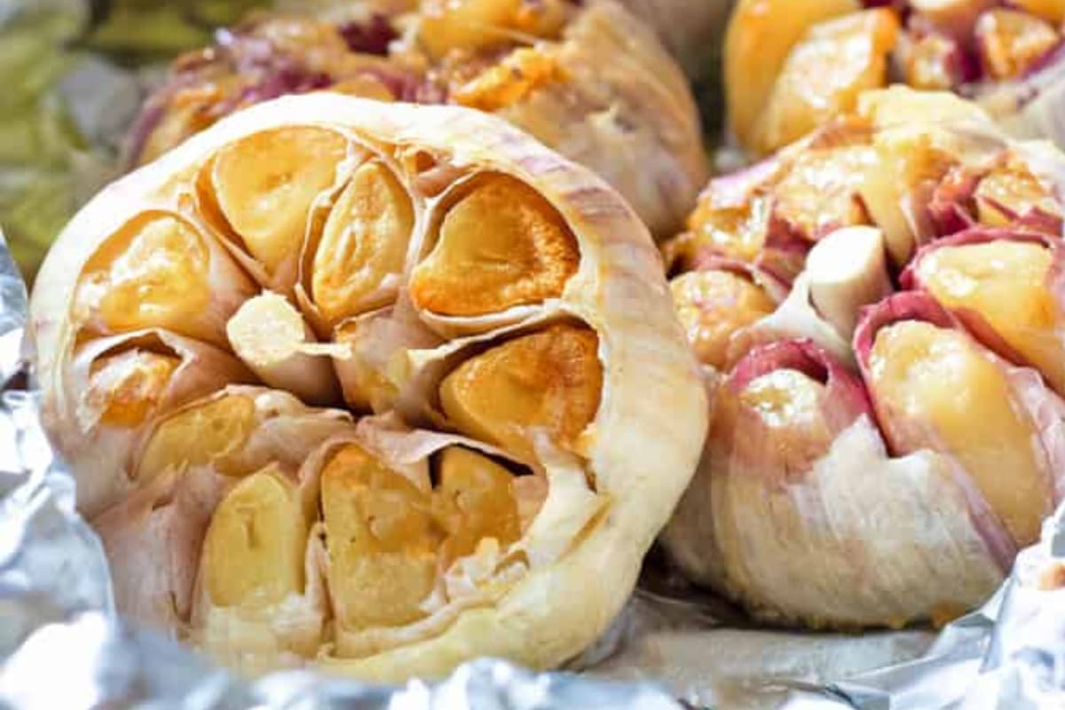 A plate of Air Fryer Roasted Garlic.