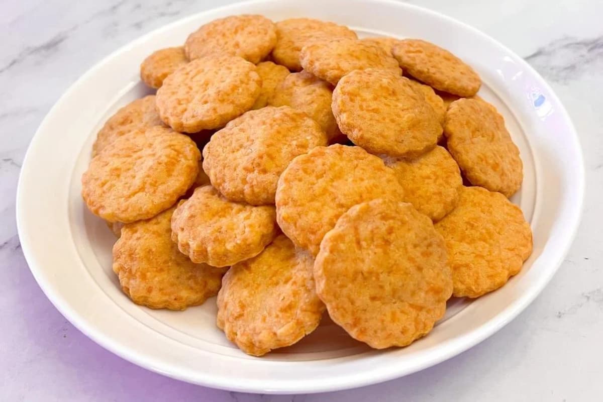A plate of Cheddar Shortbread Crackers.