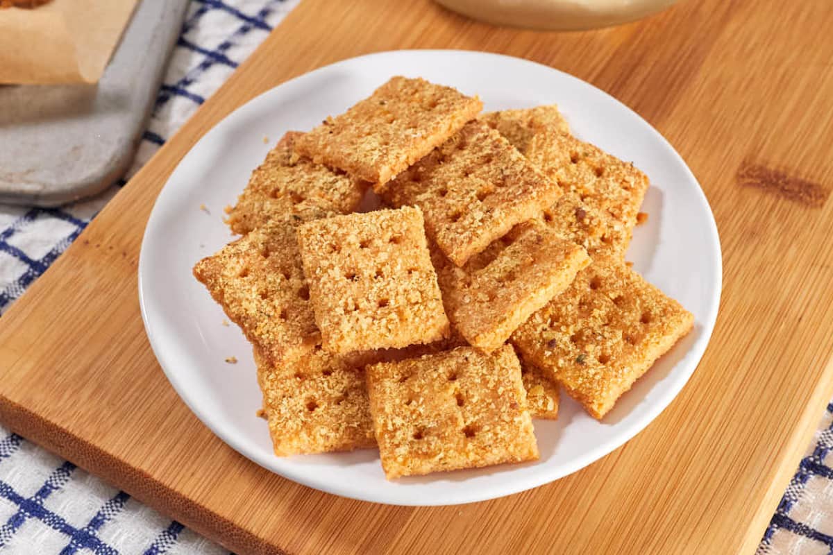 A plate of Chicken in a Biskit Crackers.
