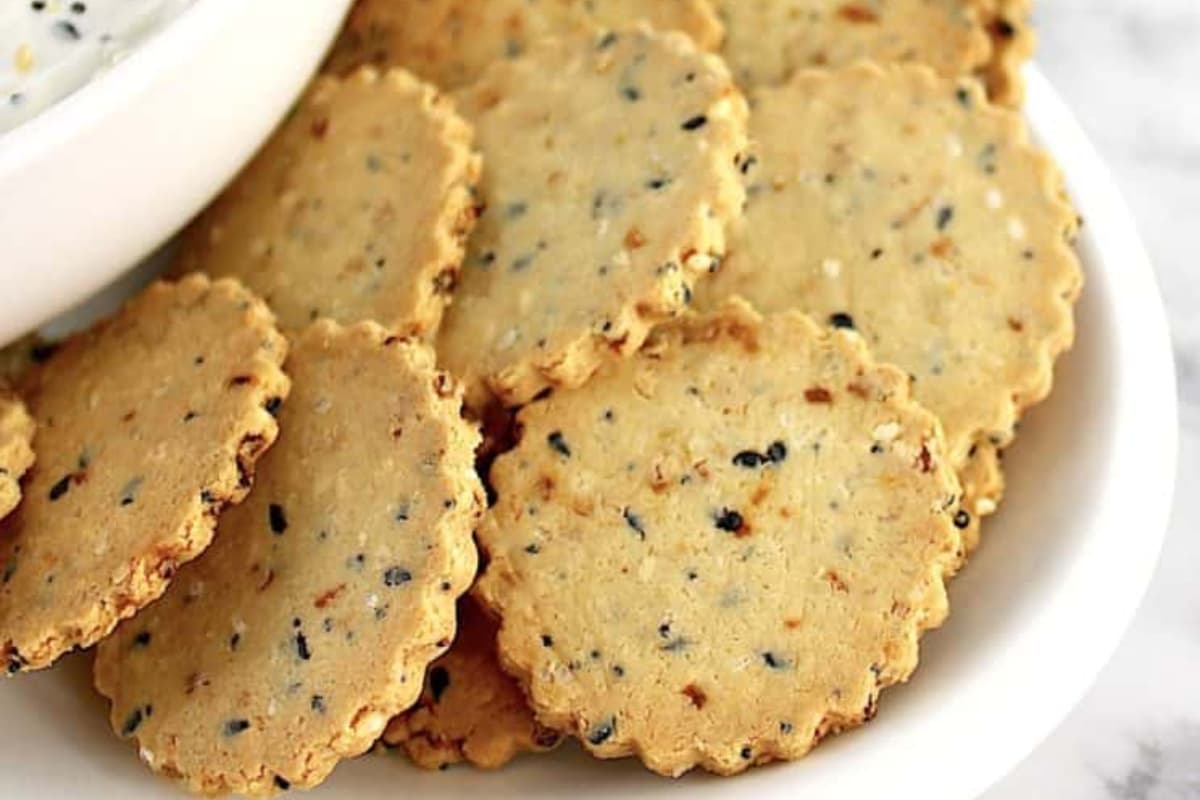 A bowl of Everything Bagel Crackers.