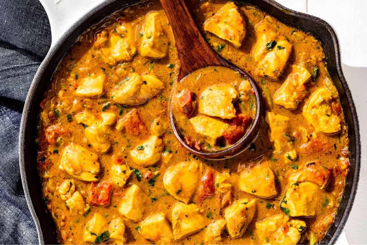 A pan of Easy Chicken Curry.