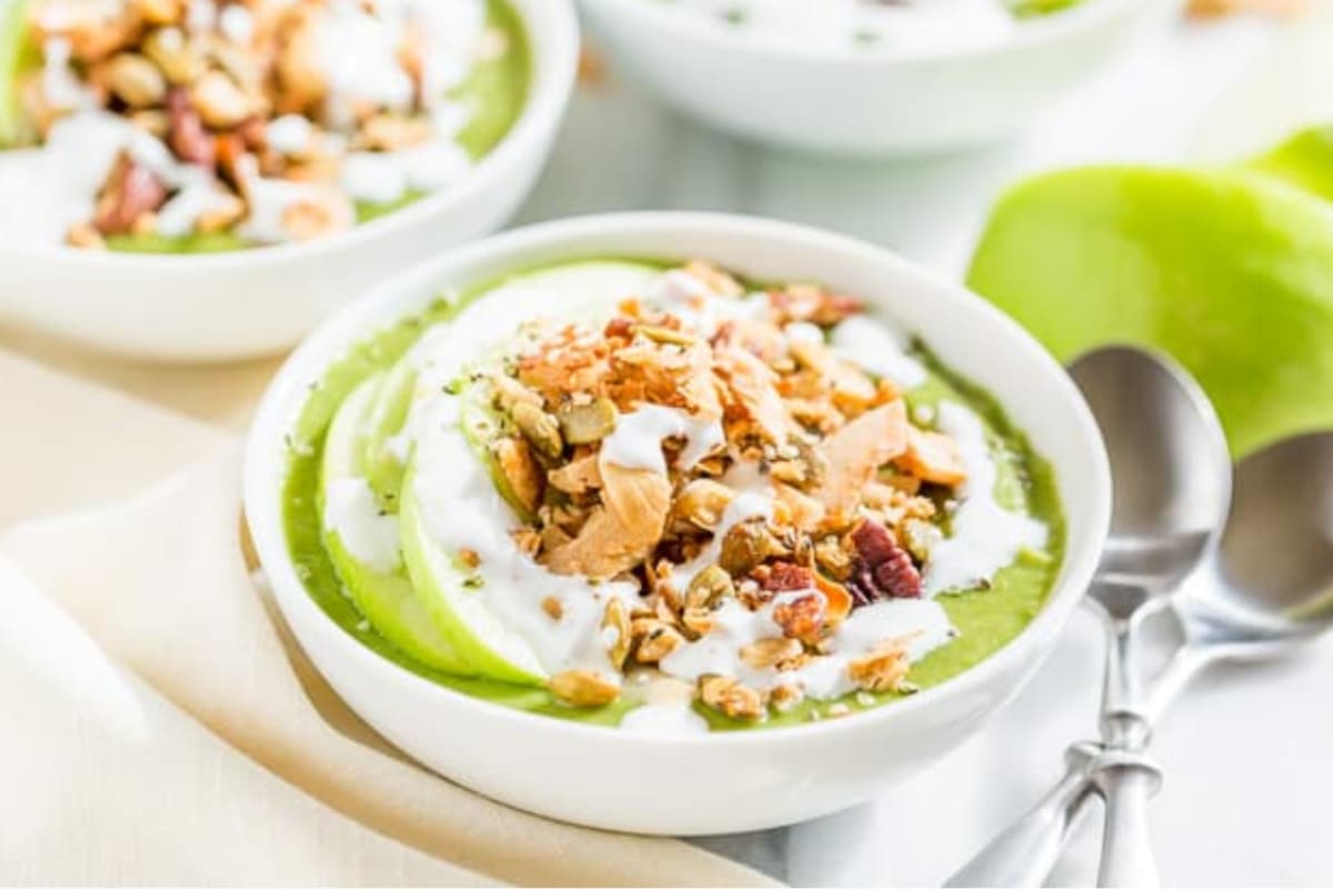 Image of an Apple Pie Smoothie Bowl.