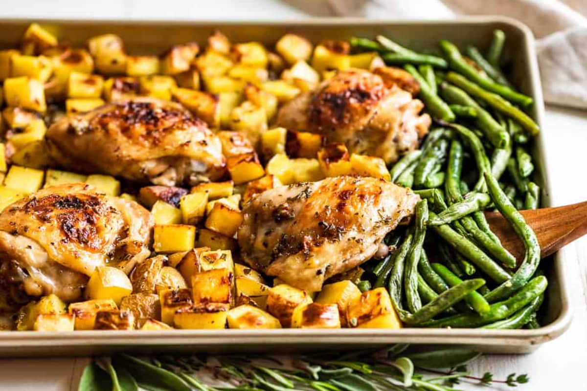 A pan of Garlic Butter Chicken Thighs.