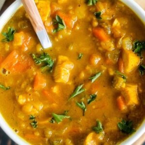 A bowl of mulligatawny soup.