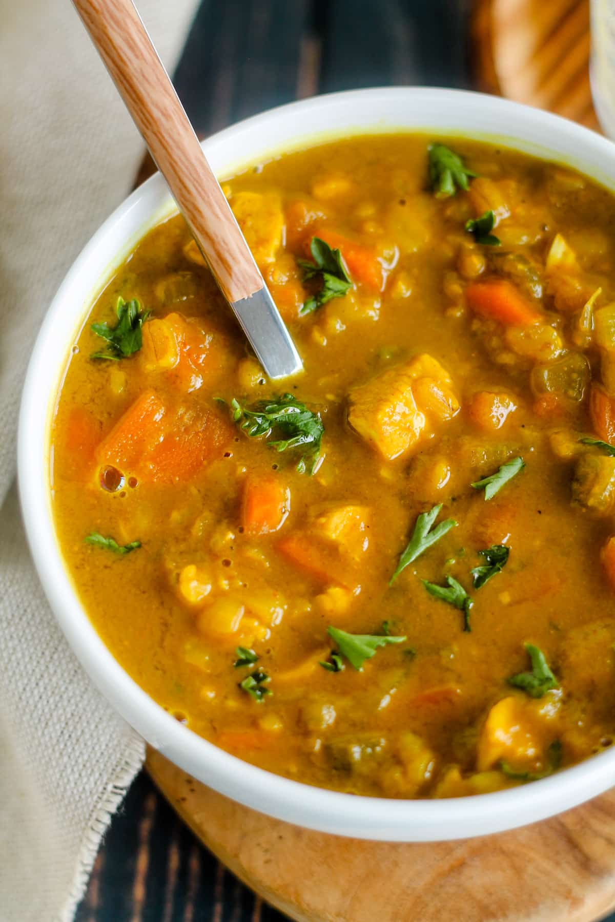 A bowl of mulligatawny soup.