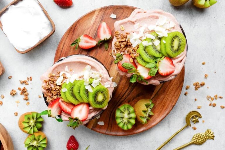 A bowl of Strawberry Kiwi Smoothie Bowl.