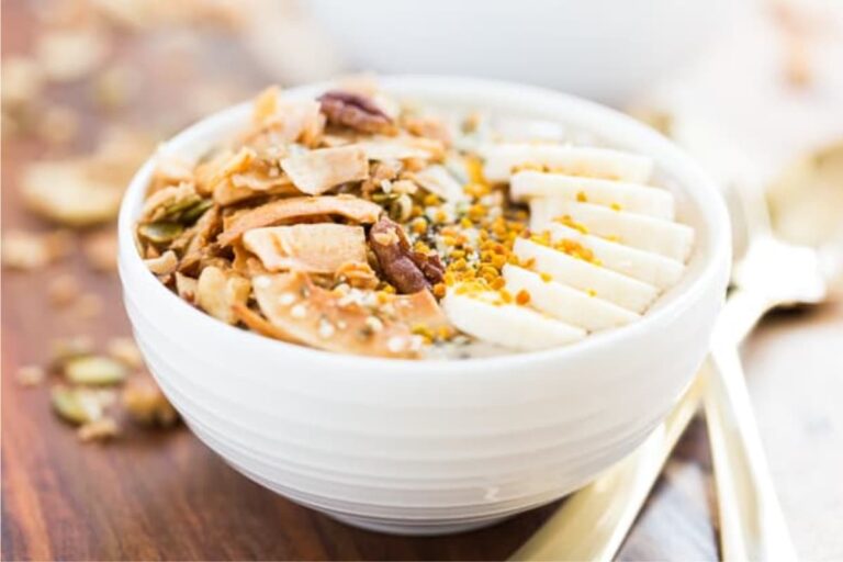 Image of a Banana Cream Pie Smoothie Bowl.