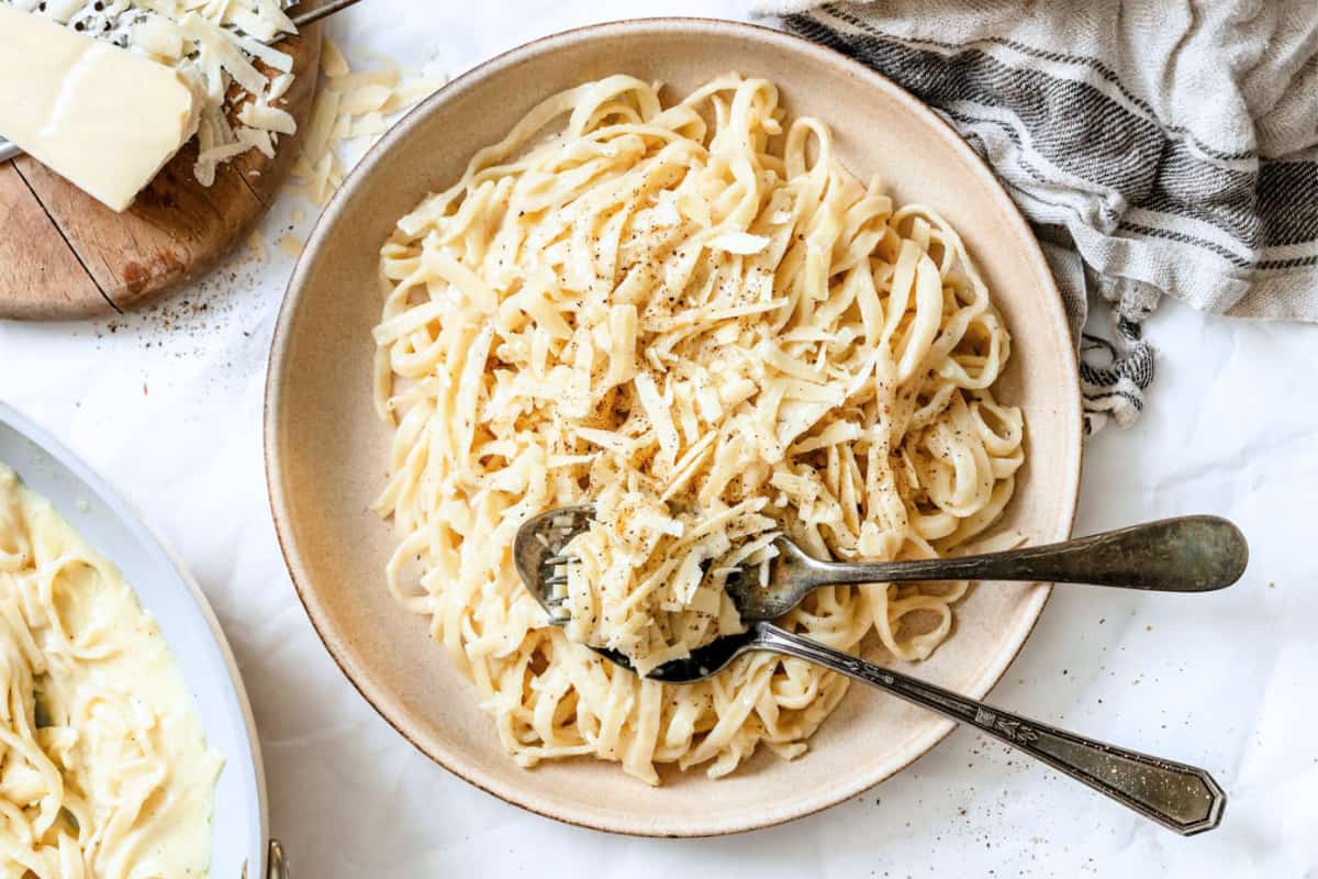 A plate of Cacio e Pepe.