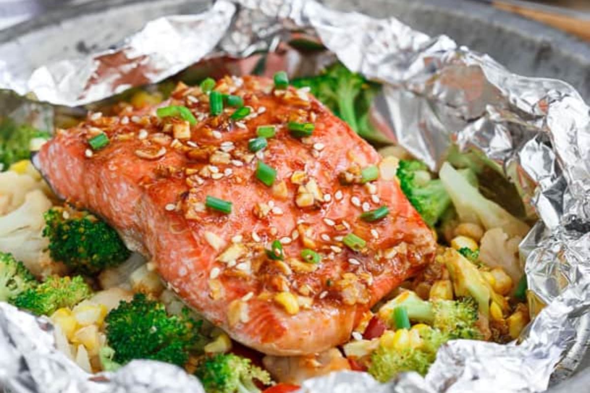 A plate of Sriracha Honey Salmon Vegetable Packets.