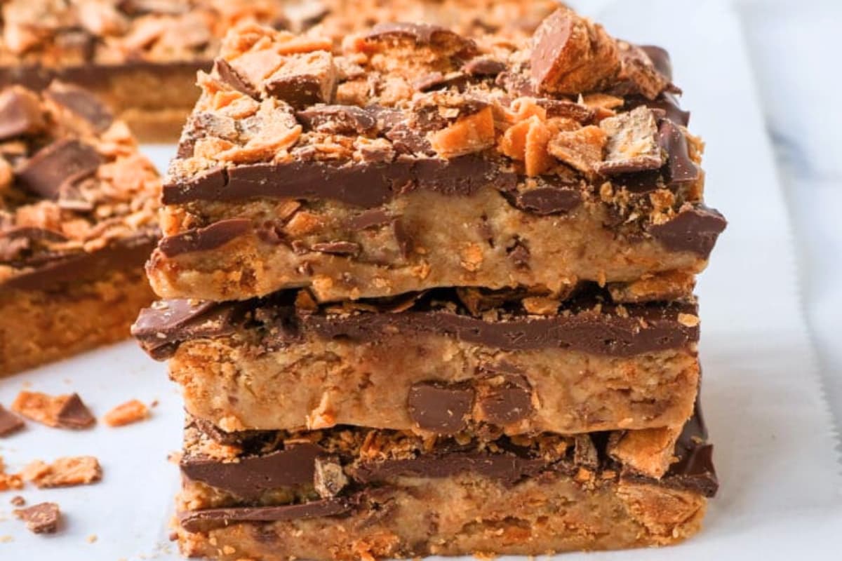 A plate of Butterfinger Bars.