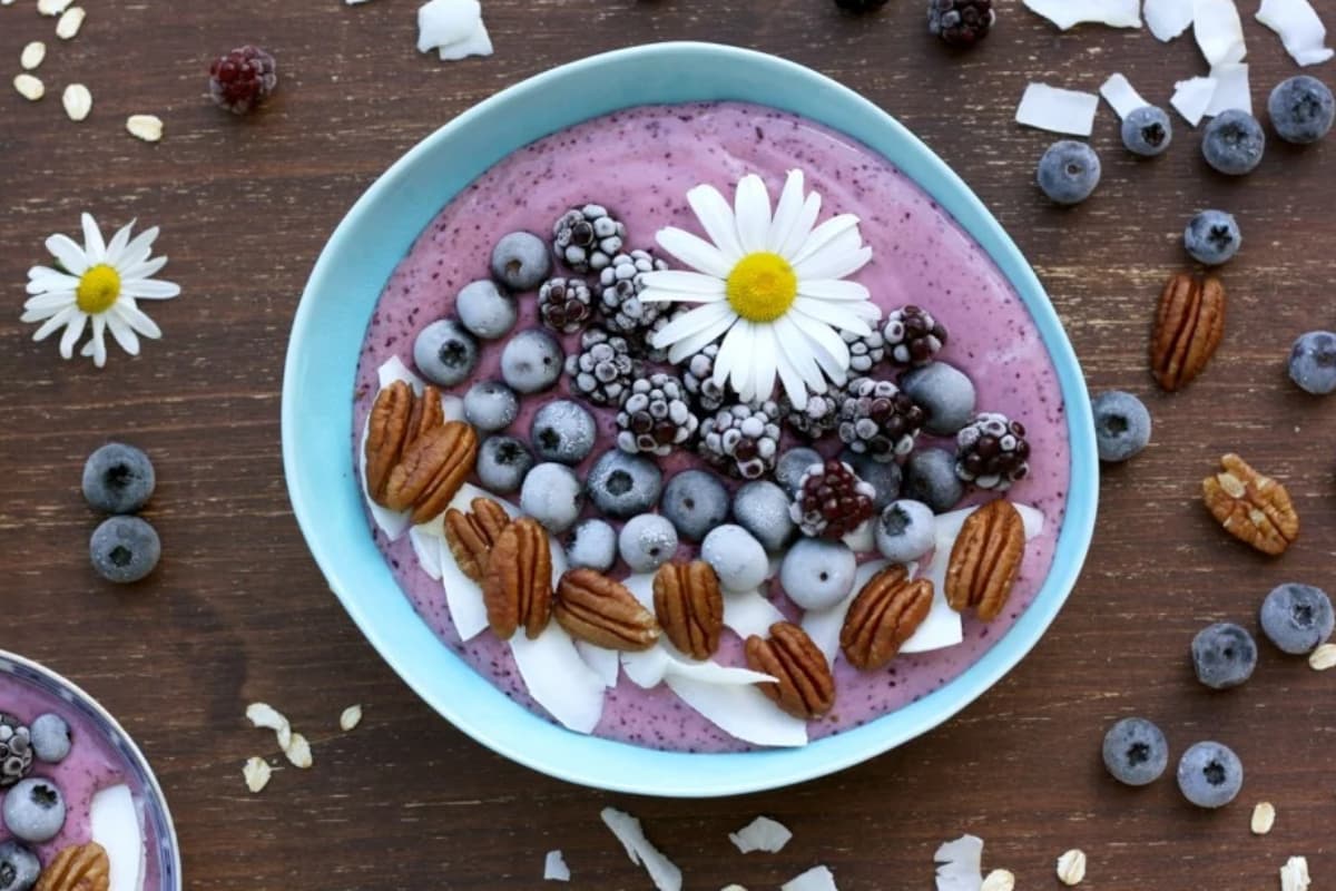 A bowl of High-Fiber Oatmeal Chia Smoothie Bowl.