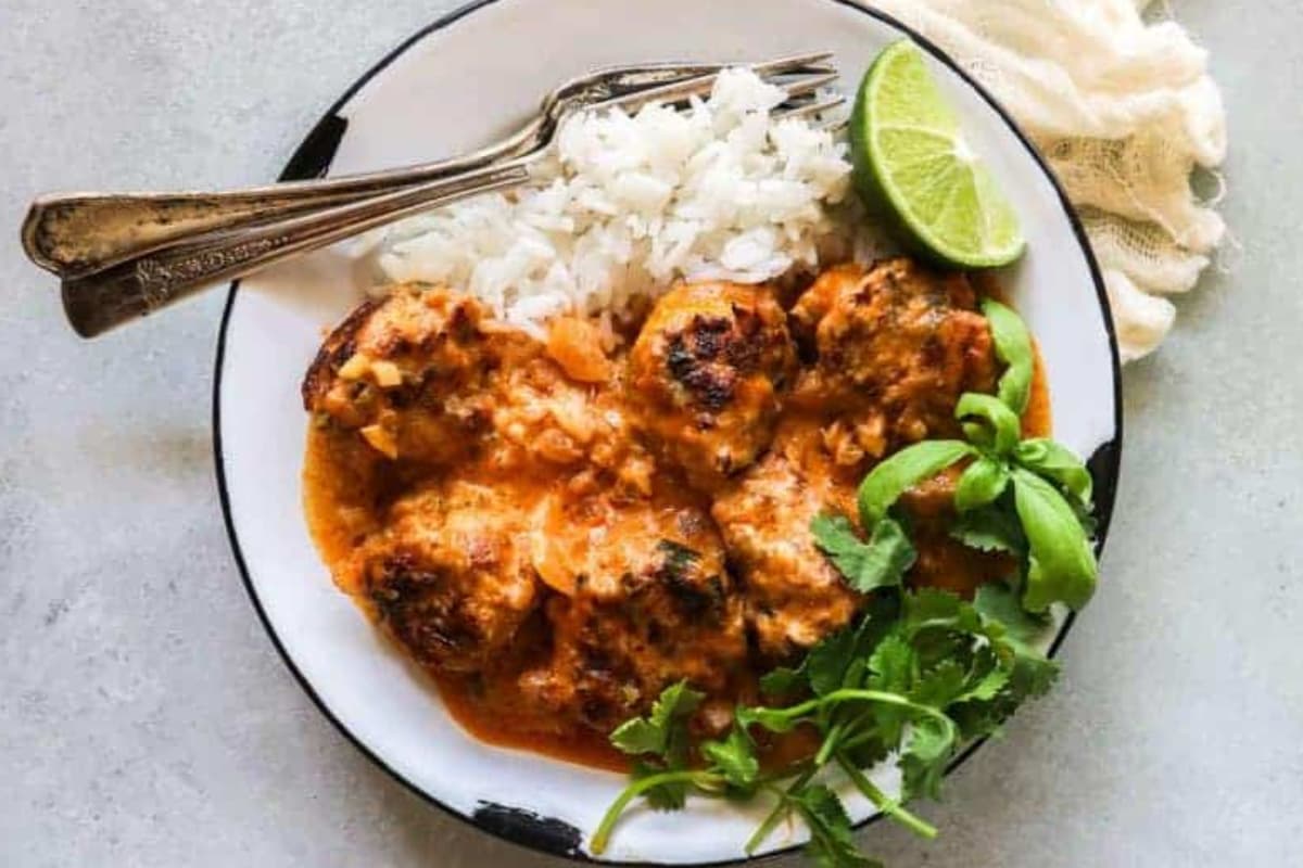 A bowl of Chicken Curry Meatballs.