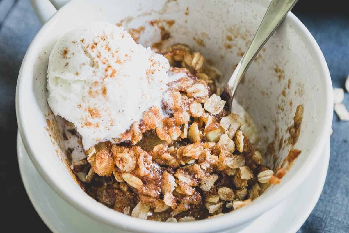 A mug of Microwave Apple Crisp.