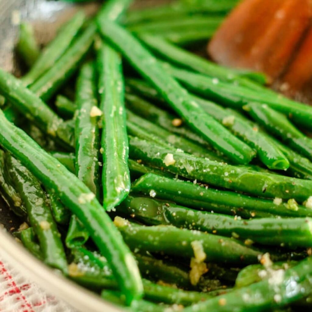 A pan of garlic butter green beans.
