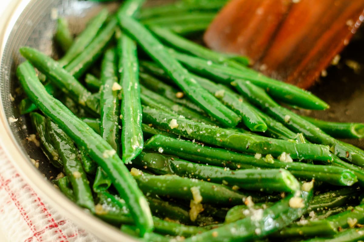 A pan of garlic butter green beans.