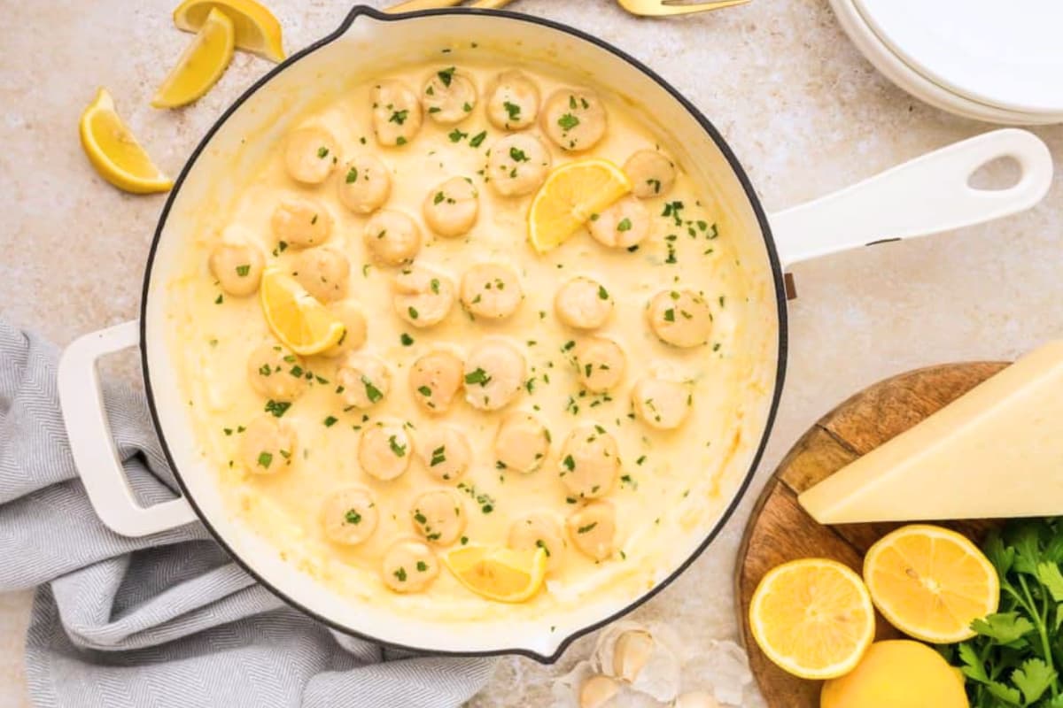 A pan of Creamy Garlic Scallops.