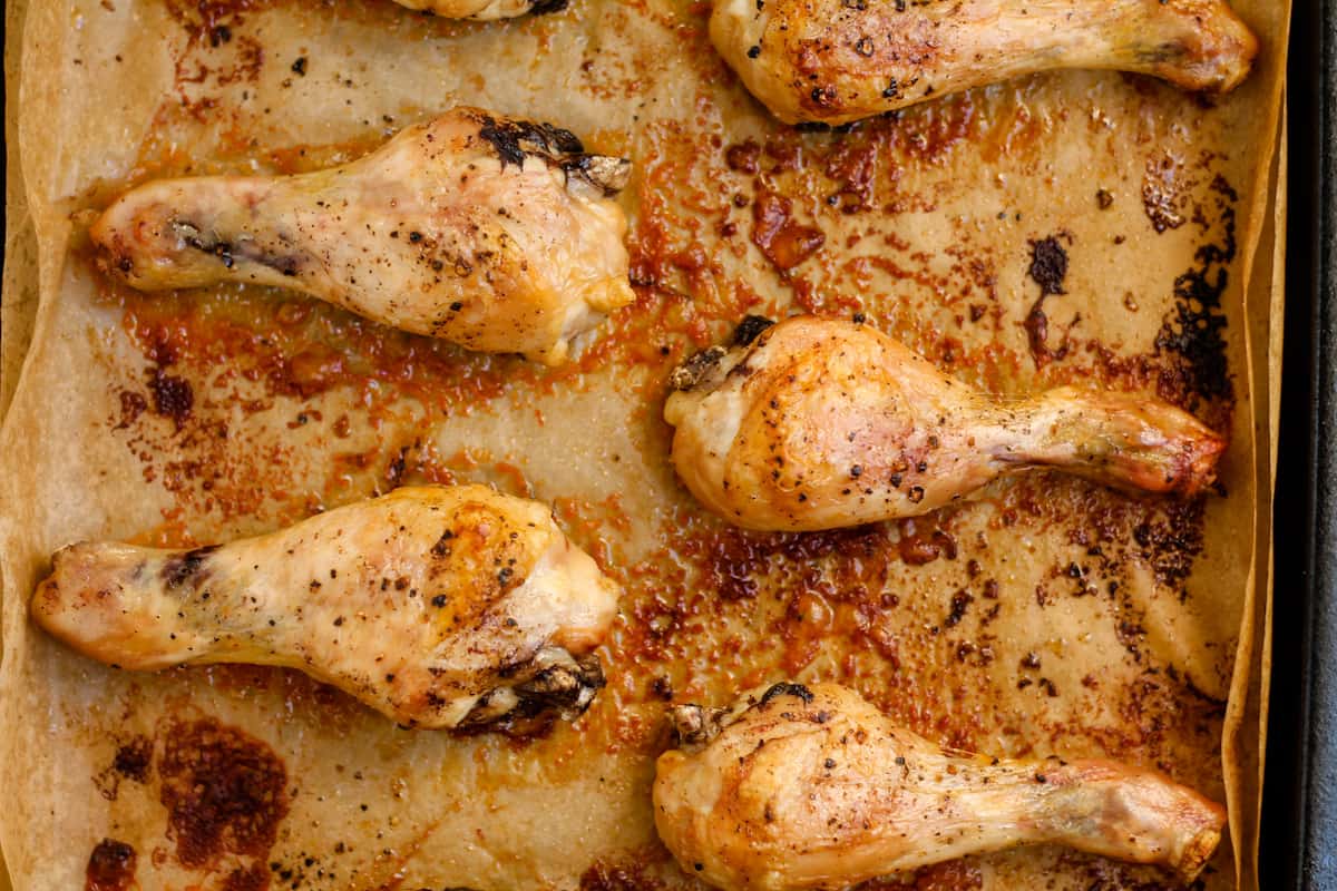 Overhead image of baked chicken drumsticks.