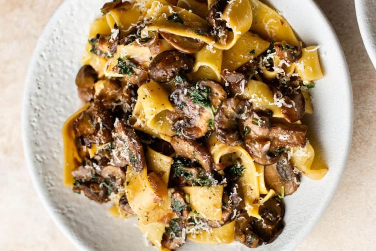 A dish of Garlic Mushroom Pasta.