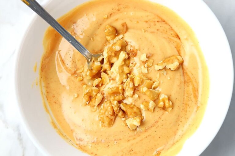 A bowl of Greek Yogurt Peanut Butter Bowl.