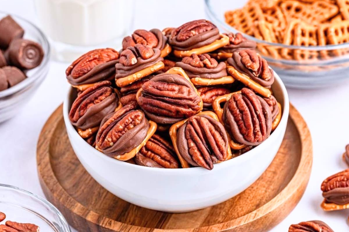 A bowl of Pretzel Turtle Bites.
