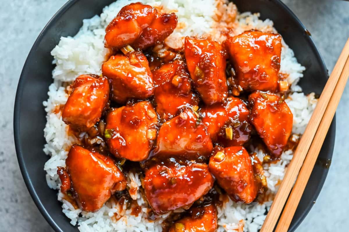 A bowl of Gochujang Chicken.