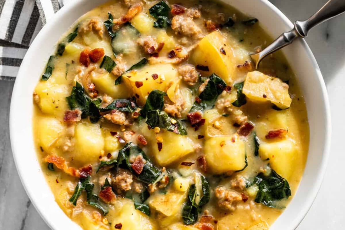 A bowl of Healthy Zuppa Toscana.