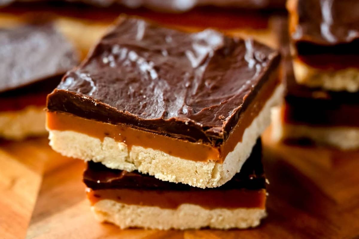 A plate of Millionaire Bars.
