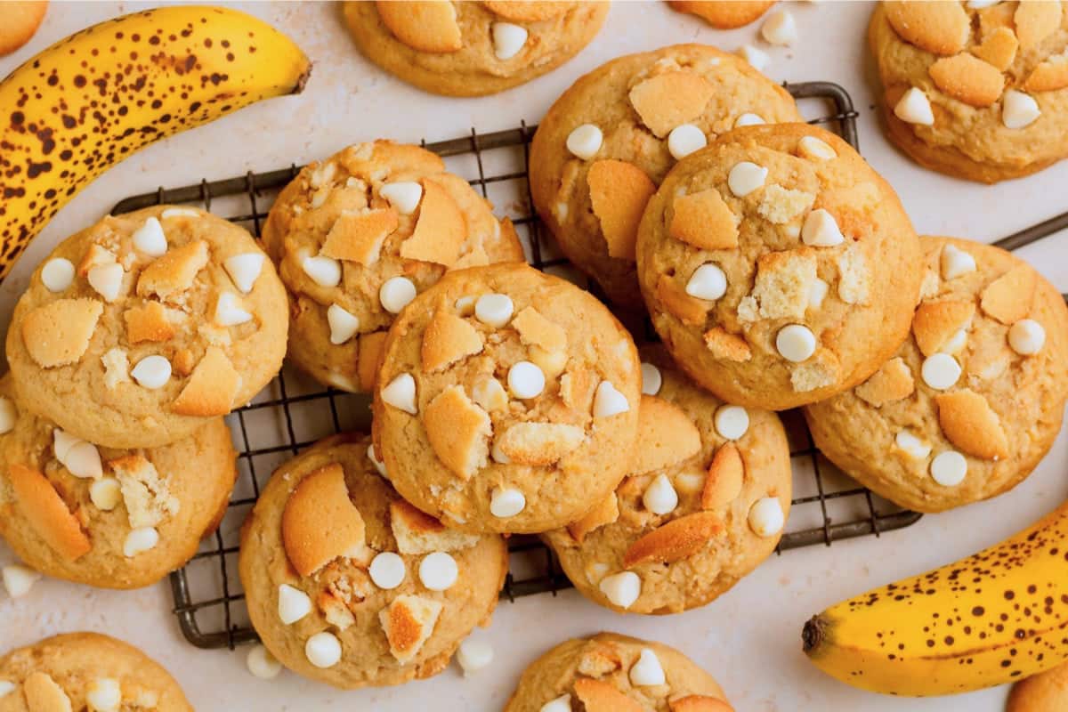 A plate of Banana Pudding Cookies.