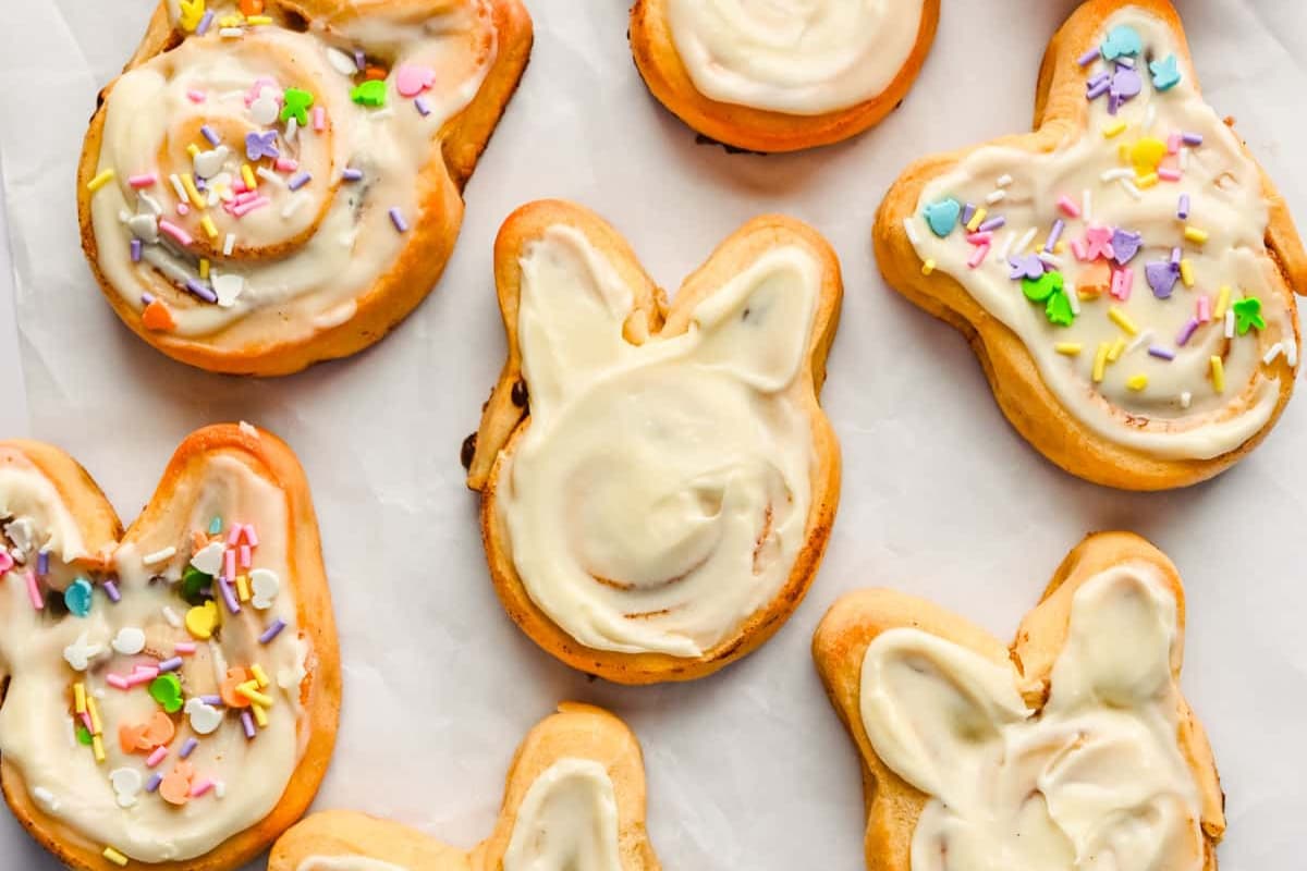 A plate of Easter Bunny Cinnamon Rolls.