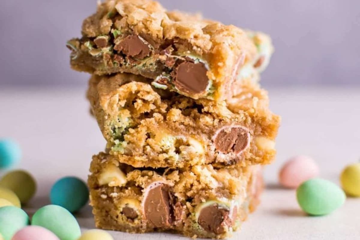 A plate of Easter Mini Egg Cookie Bars.