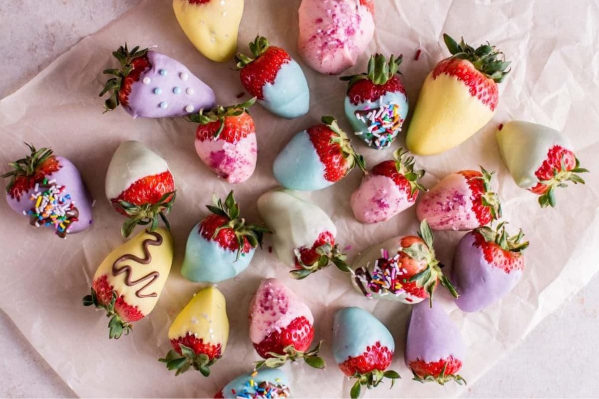 A dish of Easter Chocolate Covered Strawberries.