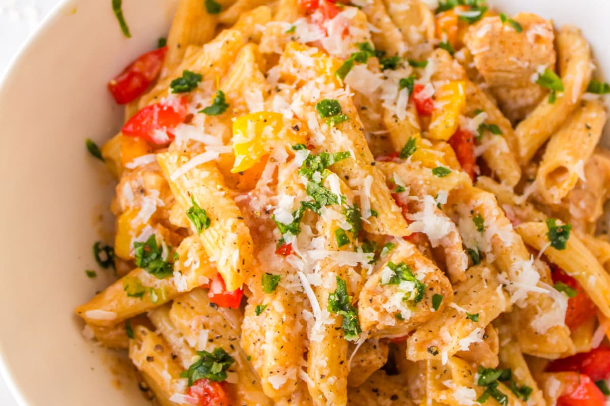 A dish of Instant Pot Chicken Fajita Pasta.