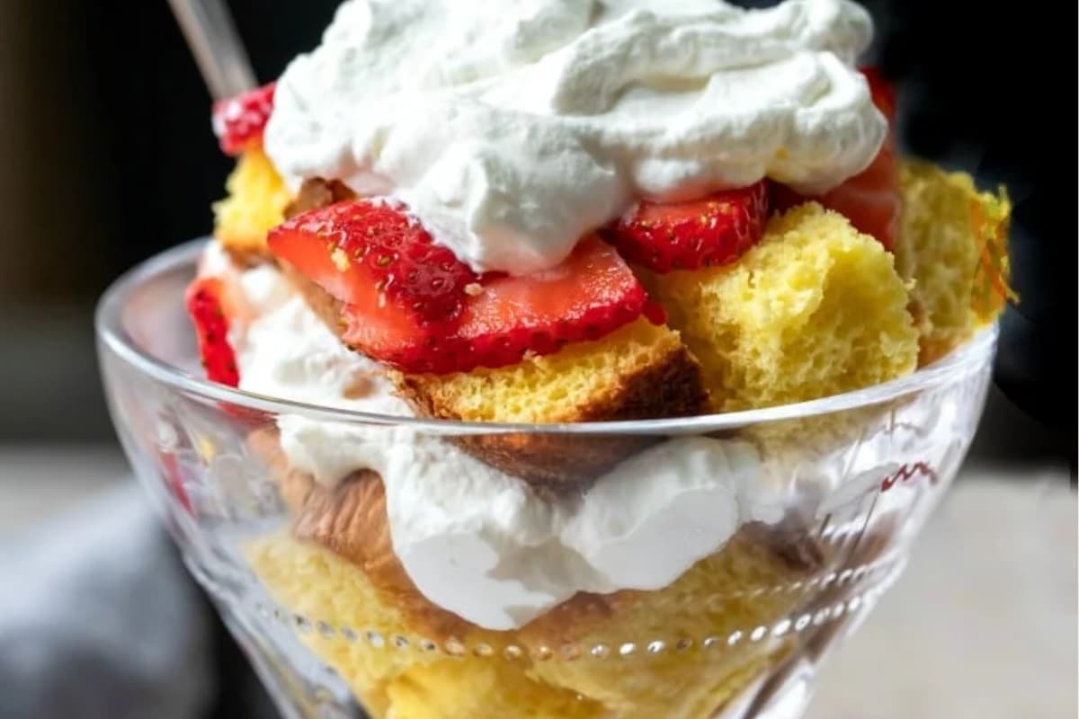 A dish of Sponge Cake.