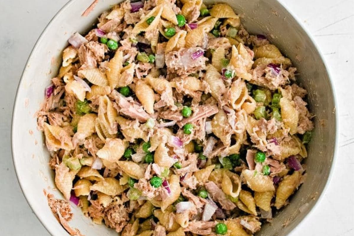 A bowl of Tuna Shell Pasta Salad with Peas.