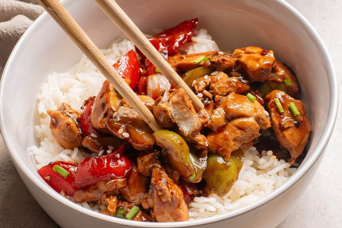 A dish of Black Pepper Chicken Bowl.