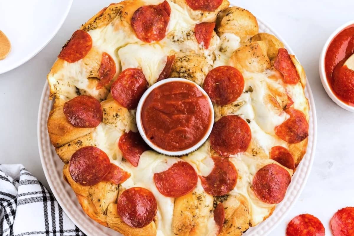 A plate of Pull-Apart Pizza Bread.