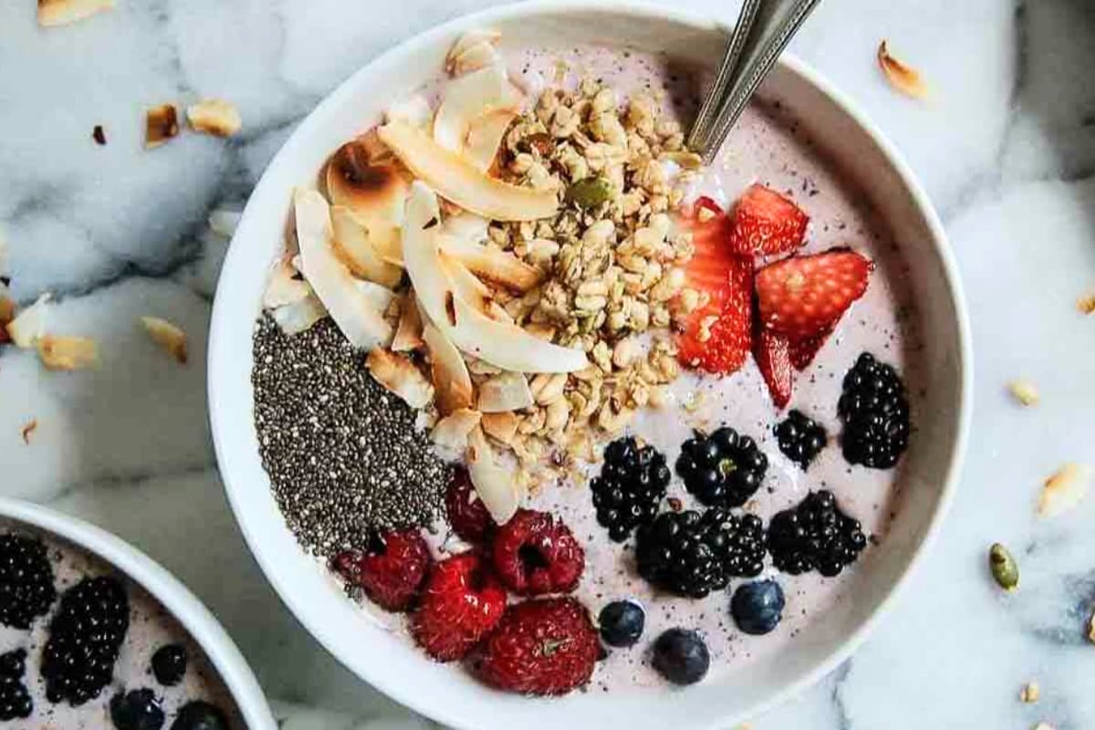 A bowl of 5-Minute Berry Smoothie Bowl.