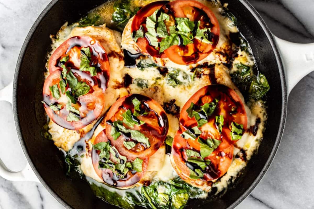 A dish of Easy Chicken Caprese.