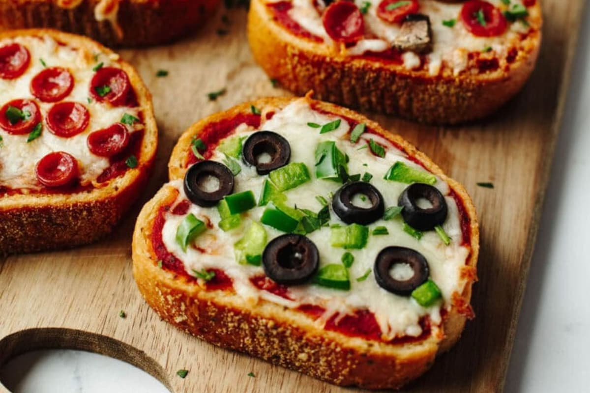 A plate of Garlic Bread Pizza.