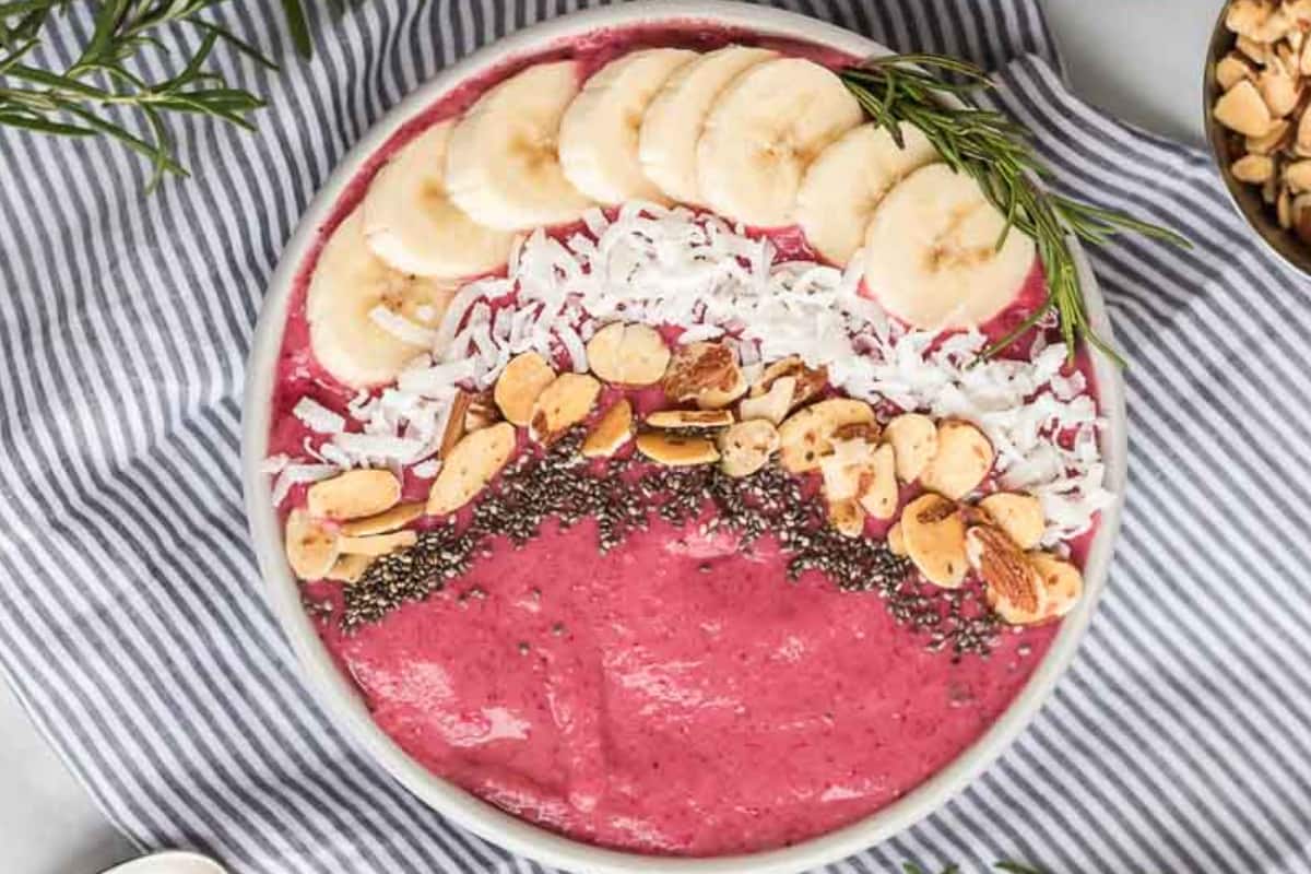 A bowl of Cranberry Banana Smoothie Bowl.