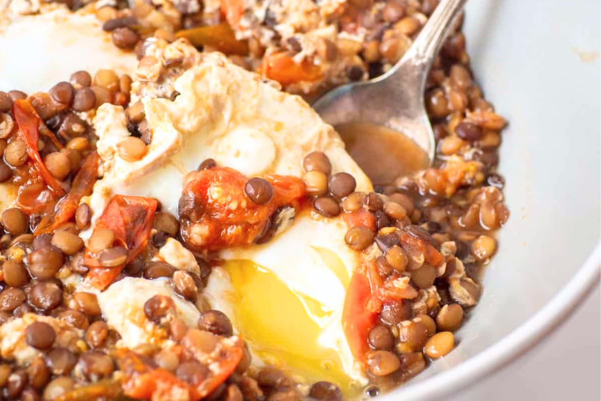 A bowl of Lentil Egg Breakfast Bowl.