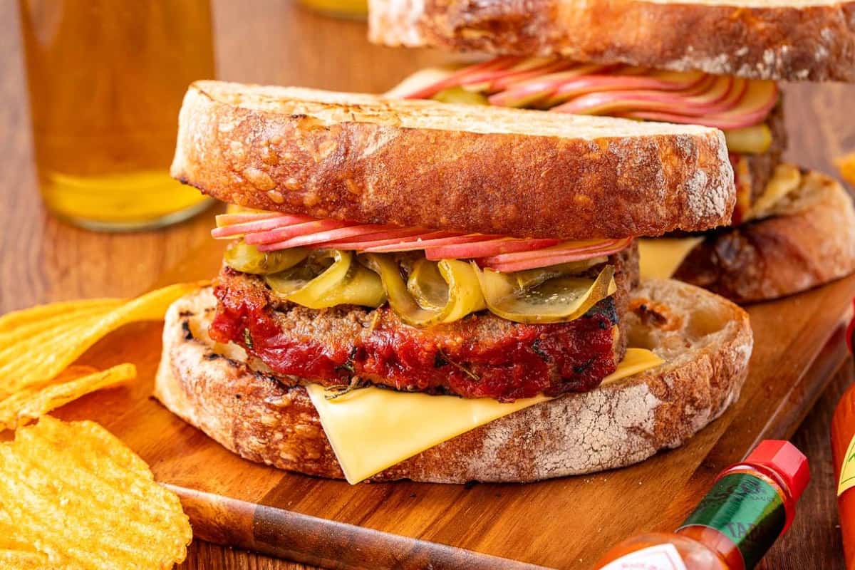A dish of Meatloaf Sandwich.