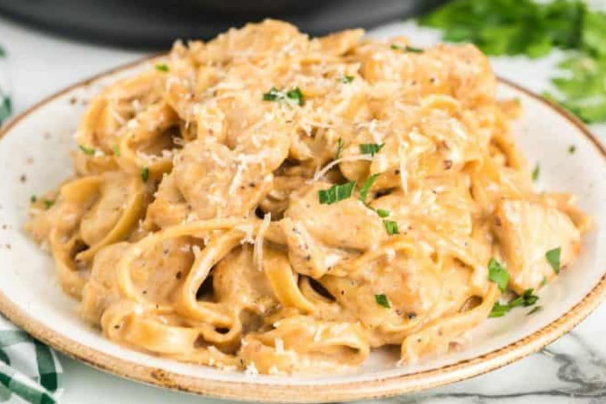 A plate of Instant Pot Chicken Alfredo.